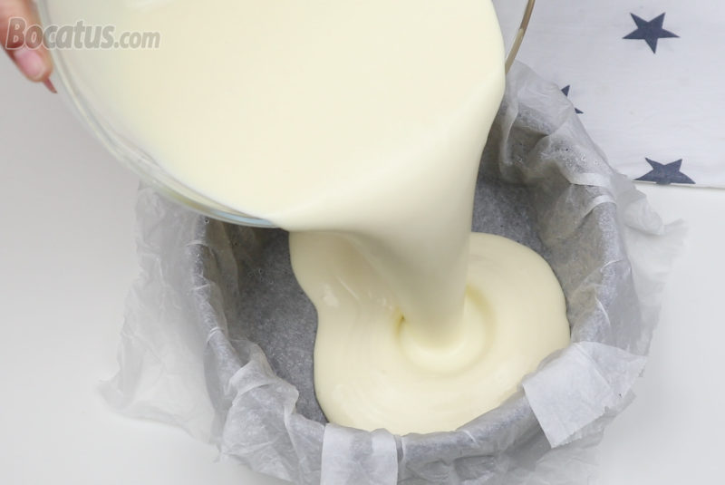Vertiendo la mezcla de yogur dentro del molde