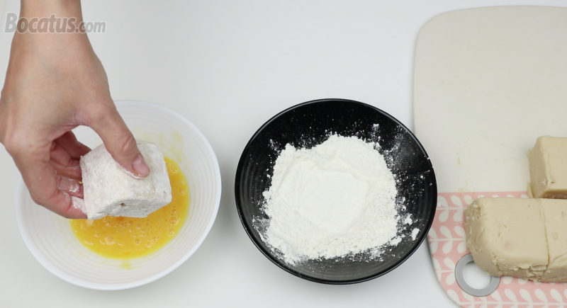 Rebozando la crema en harina y huevo
