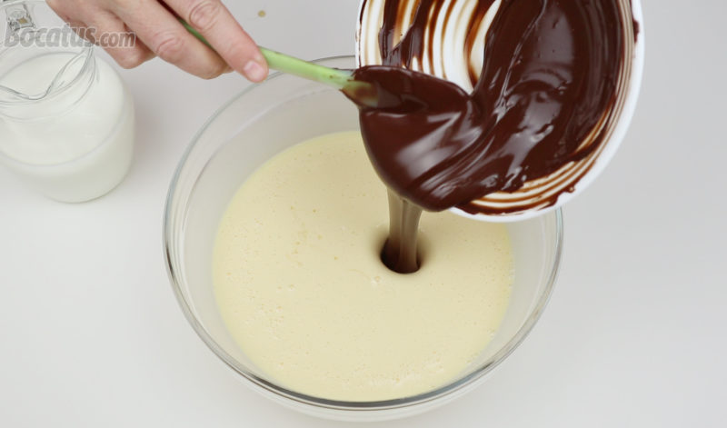 Integrando el chocolate fundido en la mezcla