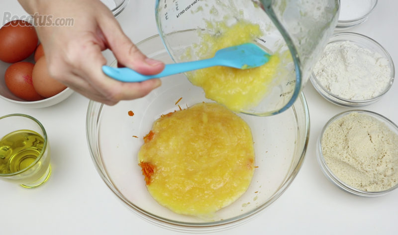 Poniendo la naranja triturada en el bol junto con la ralladura