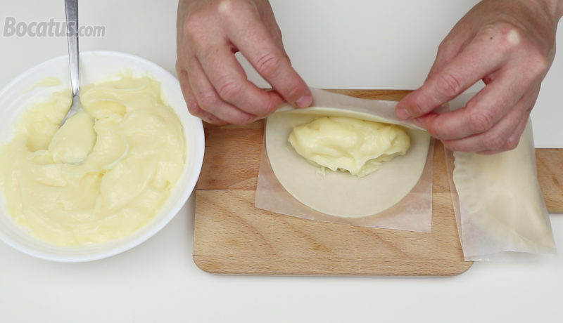 Cerrando las empanadillas rellenas de crema pastelera