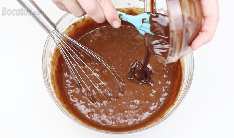 Añadiendo el chocolate derretido a la masa del bizcocho