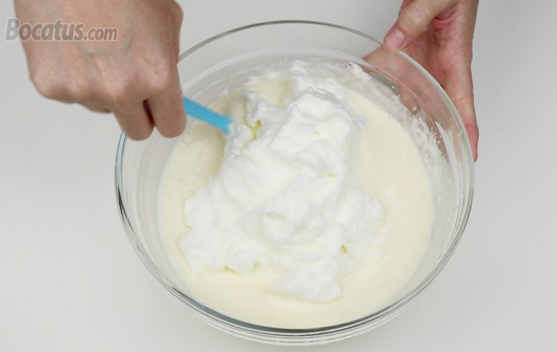 Integrando las claras en la mezcla de yemas, queso y leche condensada