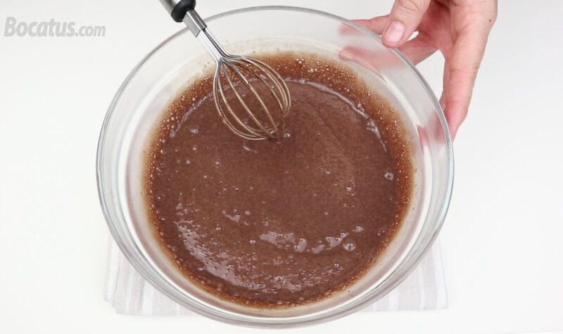 Removiendo la crema pastelera de chocolate tras 3 minutos de cocinado