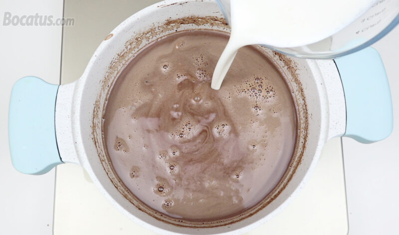 Añadiendo la leche con cuajada a la mezcla de chocolate