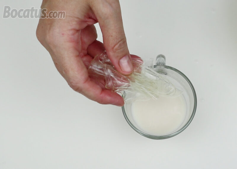 Añadiendo la gelatina hidratada en la leche caliente