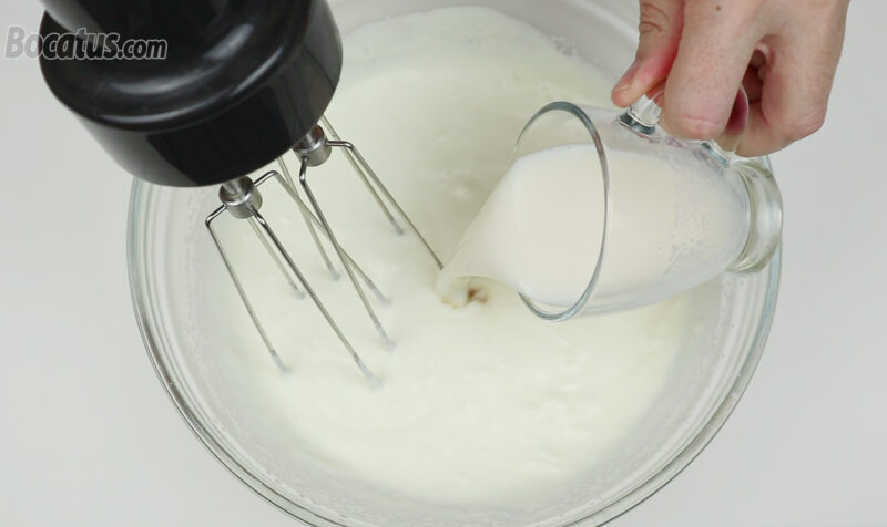 Incorporando la leche con la gelatina en la mezcla de nata y leche condensada
