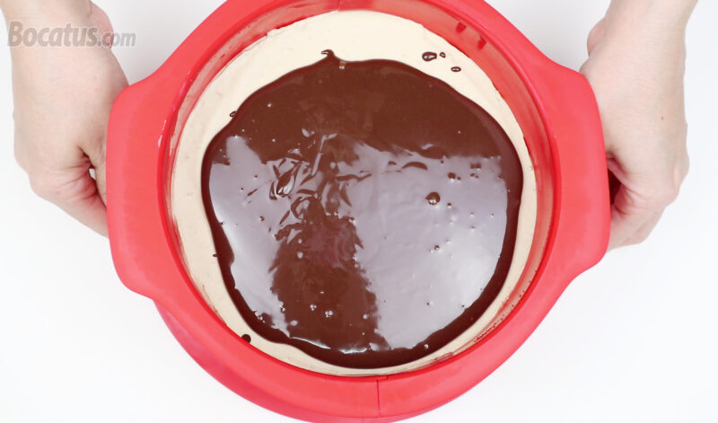 Cubriendo la superficie de la tarta con la ganache de chocolate
