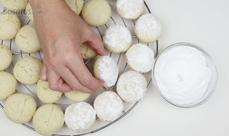 Rebozando las galletas en azúcar glas