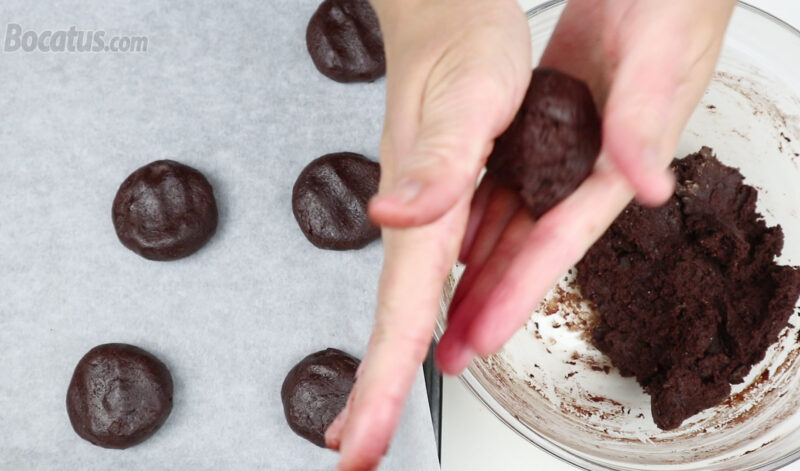 Formando las galletas de chocolate