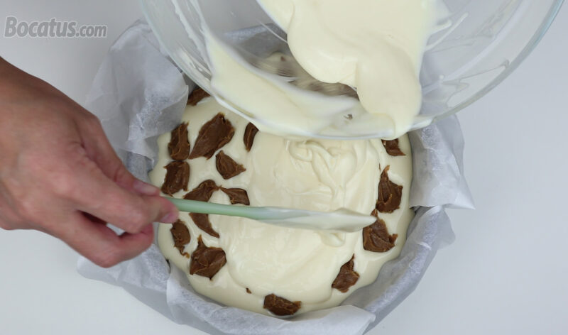 Cubriendo el relleno de crema de galletas Lotus con la mezcla de queso