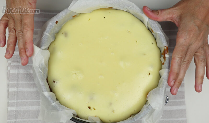 Tarta de queso rellena recién horneada