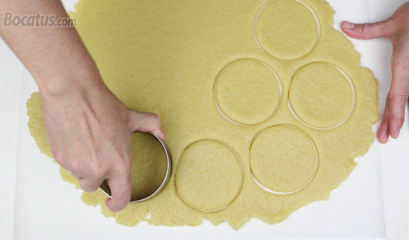 Cortando círculos de masa para formar los pasteles