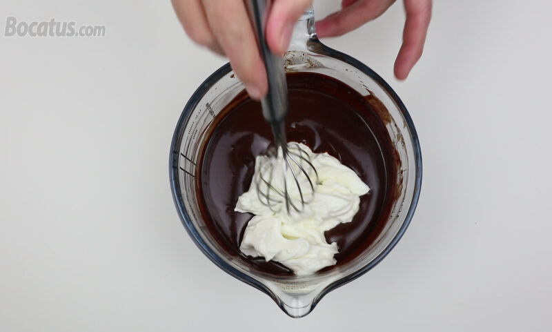 Integrando el queso crema en la mezcla de chocolate
