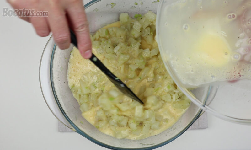 Mezclando los huevos con las patatas