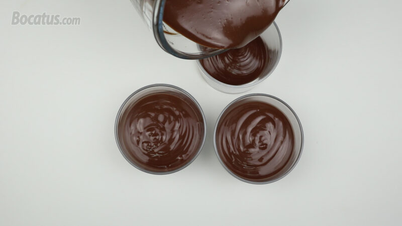 Distribuyendo la mezcla de chocolate en los vasitos