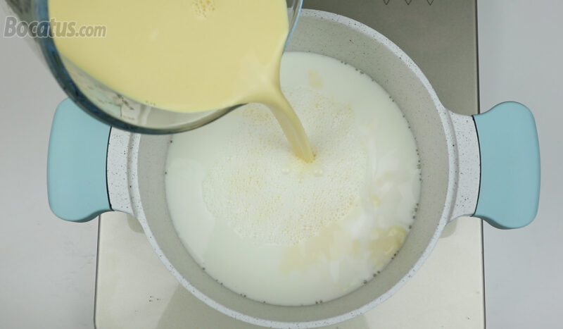 Vertiendo la mezcla de leche y preparado para flan dentro de la olla