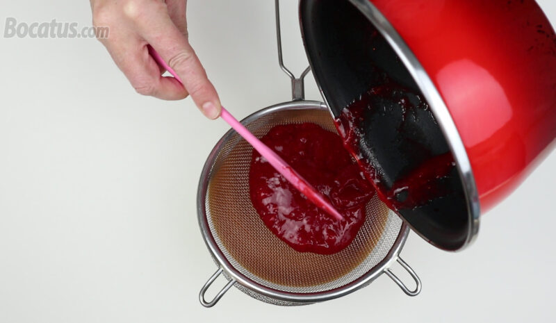 Colando la salsa de fresa