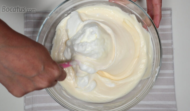 Integrando las claras en la mezcla de yemas y yogur