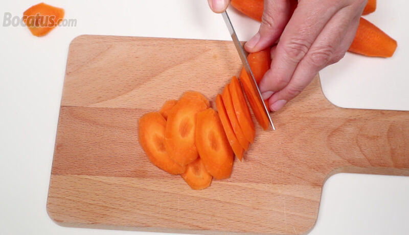 Cortando las zanahorias en rodajas finas