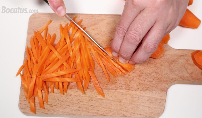 Cortando las zanahorias en tiras