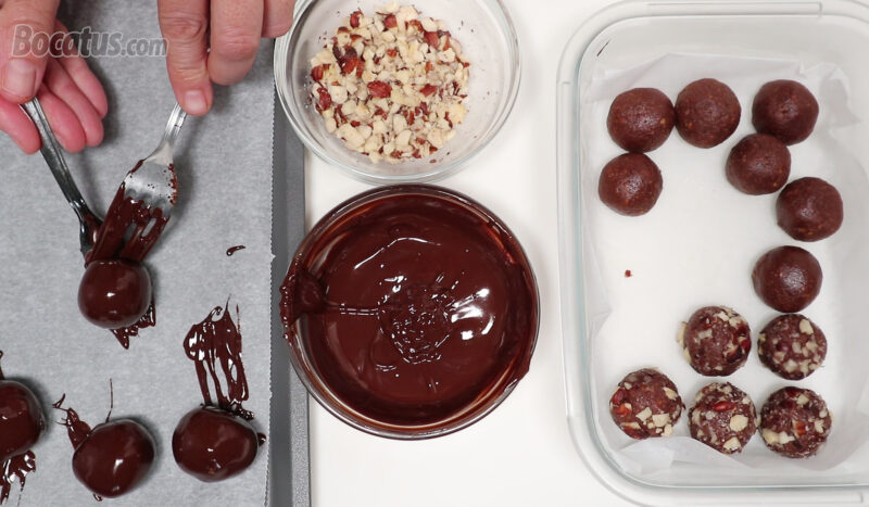 Colocando las bolitas cubiertas de chocolate en una bandeja