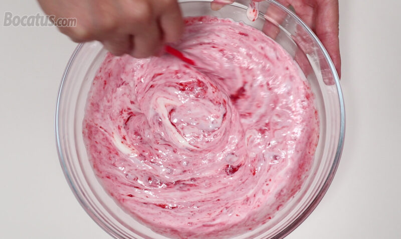 Preparando la mezcla para el helado de fresa y yogur