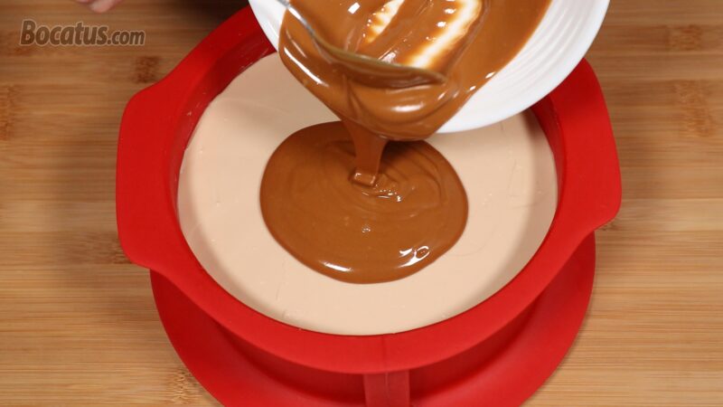 Cubriendo la superficie de la tarta con la crema Lotus Cubriendo la superficie de la tarta con la crema Lotus