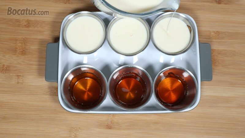 Vertiendo la mezcla del flan en los moldes caramelizados Vertiendo la mezcla del flan en los moldes caramelizados