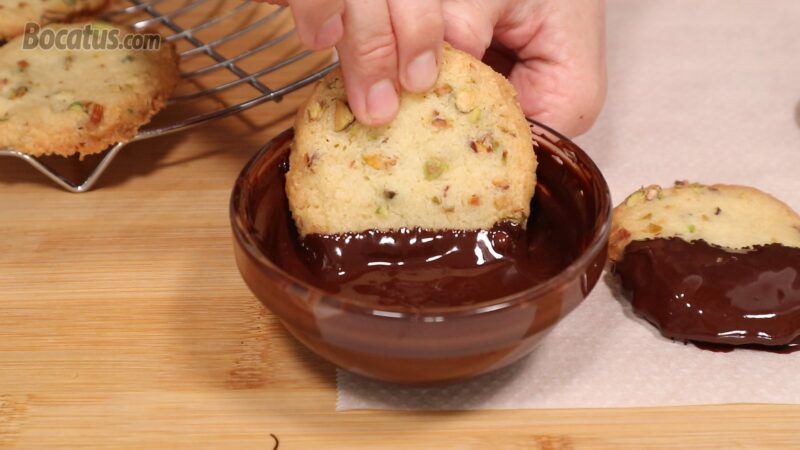 Bañando las galletas en el chocolate