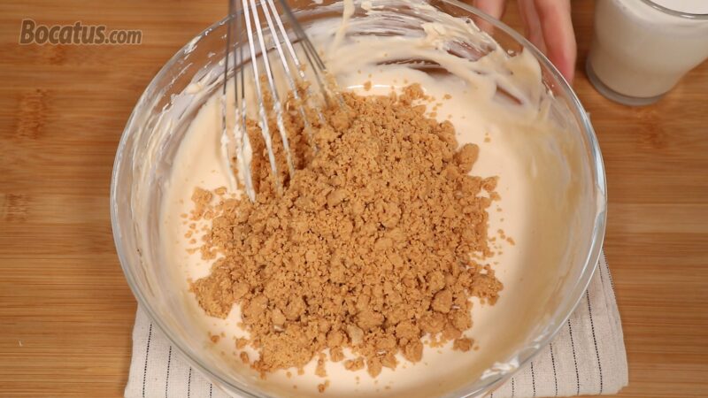 Integrando el turrón en la mezcla de queso