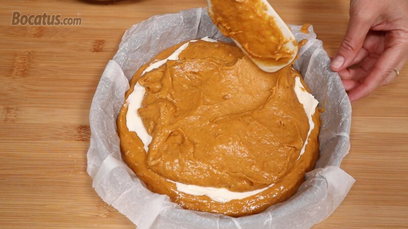 Extendiendo la mitad de la masa sobre el relleno de queso