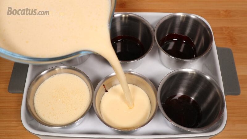 Distribuyendo la mezcla de flan en las flaneras caramelizadas