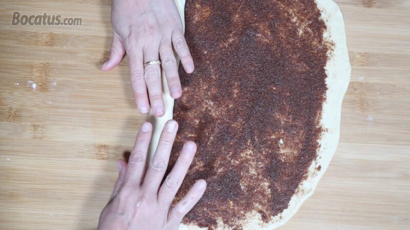 Enrollando la masa rellena Enrollando la masa rellena