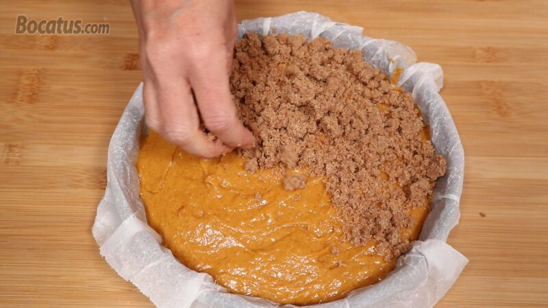 Repartiendo el crumble por la superficie