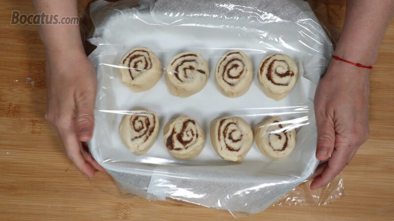Rollos de canela listos para reposar Rollos de canela listos para reposar