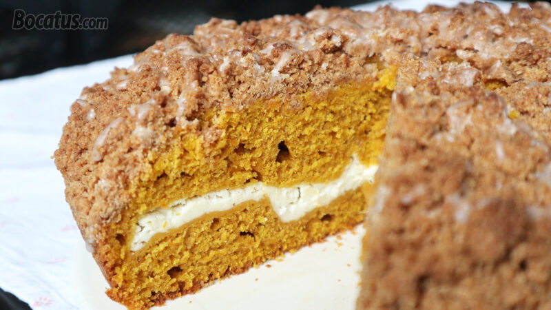 Bizcocho de calabaza con relleno de queso y crumble
