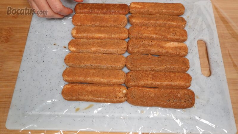 Preparando la plancha de bizcochos remojados en café Preparando la plancha de bizcochos remojados en café