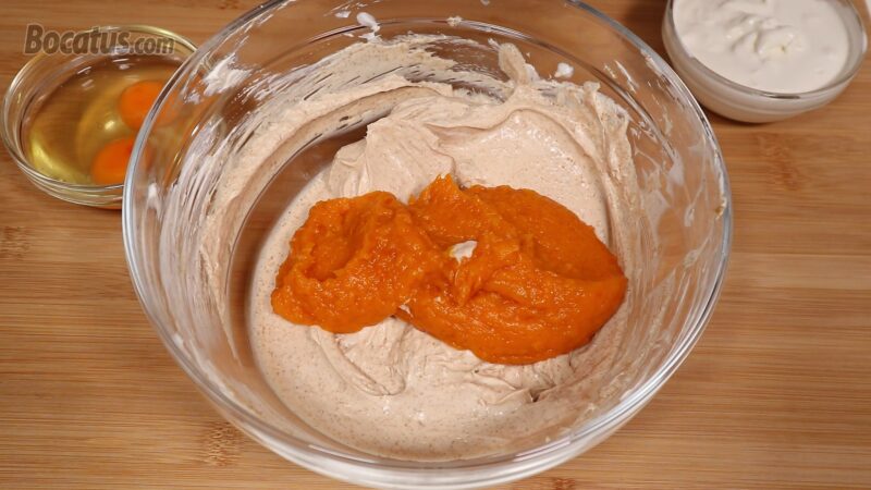 Preparando la mezcla de la tarta de queso con calabaza Preparando la mezcla de la tarta de queso con calabaza
