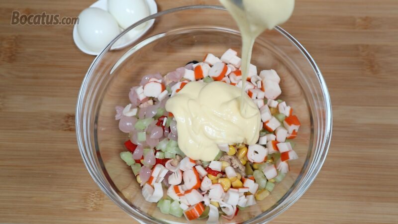 Preparando el relleno para el pastel de atún Preparando el relleno para el pastel de atún