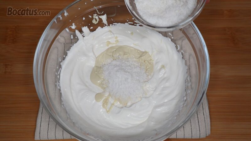 Preparando la crema de nata, chocolate blanco y coco