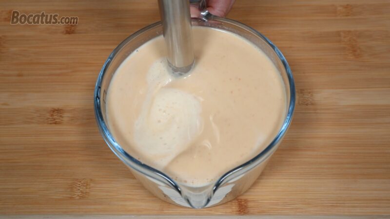 Preparando la mezcla del flan de turrón Preparando la mezcla del flan de turrón