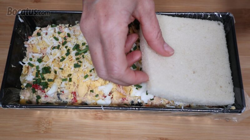 Montando el pastel de atún Montando el pastel de atún