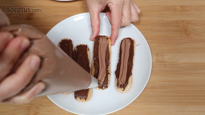 Colocando el relleno en los bizcochos