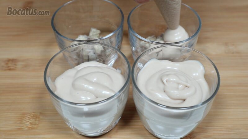 Montando los vasitos con las galletas y la crema Kinder
