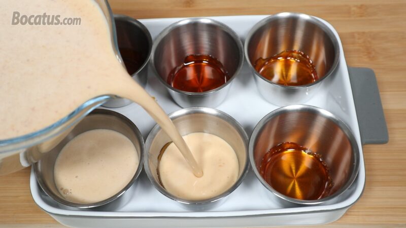 Vertiendo la mezcla del flan en las flaneras caramelizadas Vertiendo la mezcla del flan en las flaneras caramelizadas
