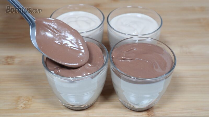 Cubriendo los vasitos con una capa de chocolate