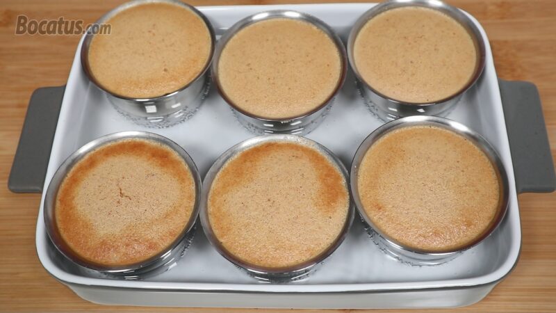 Flanes de turrón recién salidos del horno Flanes de turrón recién salidos del horno