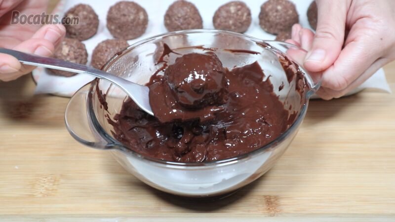Bañando las bolitas en chocolate y avellanas