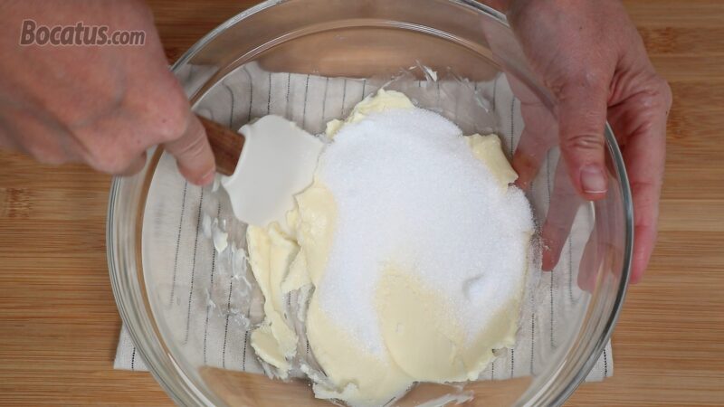 Integrando el azúcar con la crema de mantequilla